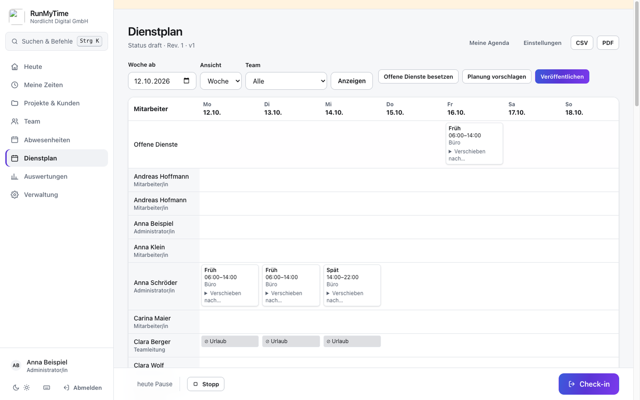 Dienstplan-Matrix in RunMyTime mit Schichten, offenen Diensten und Abwesenheiten.