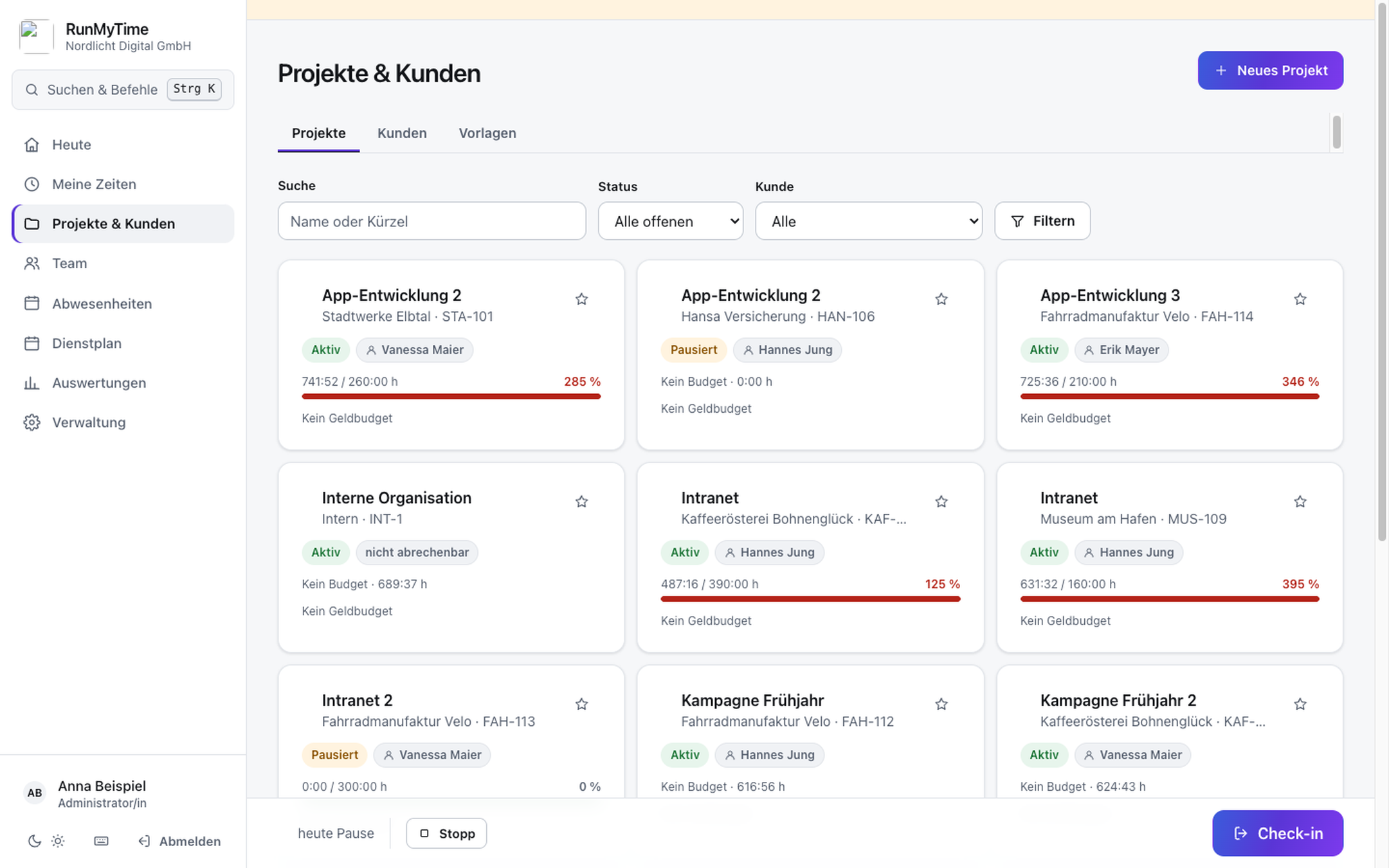 Projektübersicht in RunMyTime mit Kunden, Status und Stundenbudget.